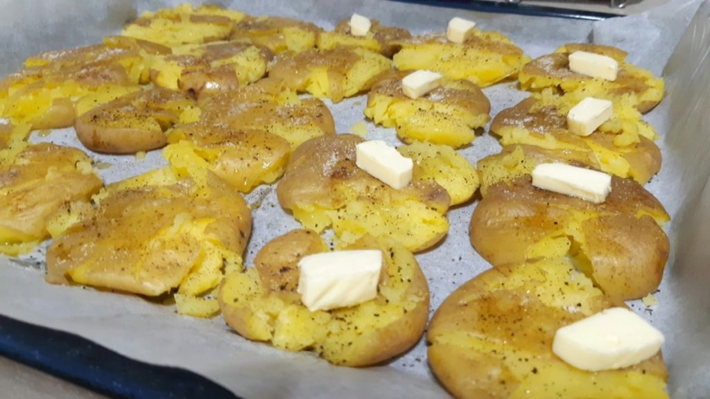 Cartofi copti cu unt si usturoi