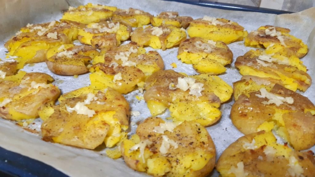 Cartofi copti cu unt si usturoi