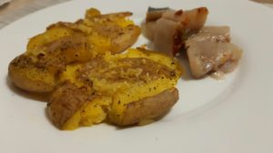 Cartofi copti cu unt si usturoi