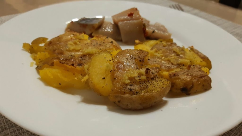 Cartofi copti cu unt si usturoi