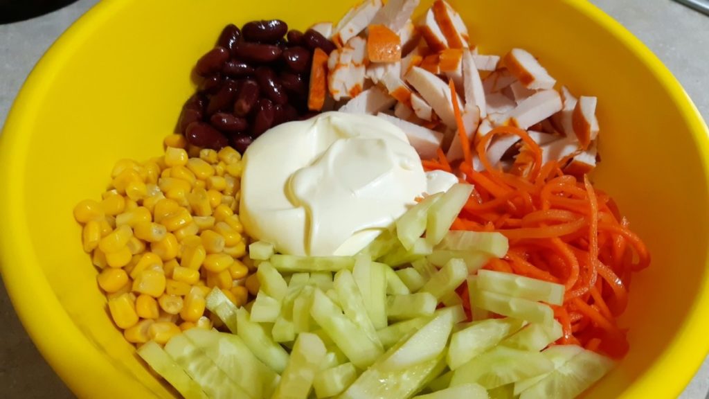 Salata cu piept de pui afumat