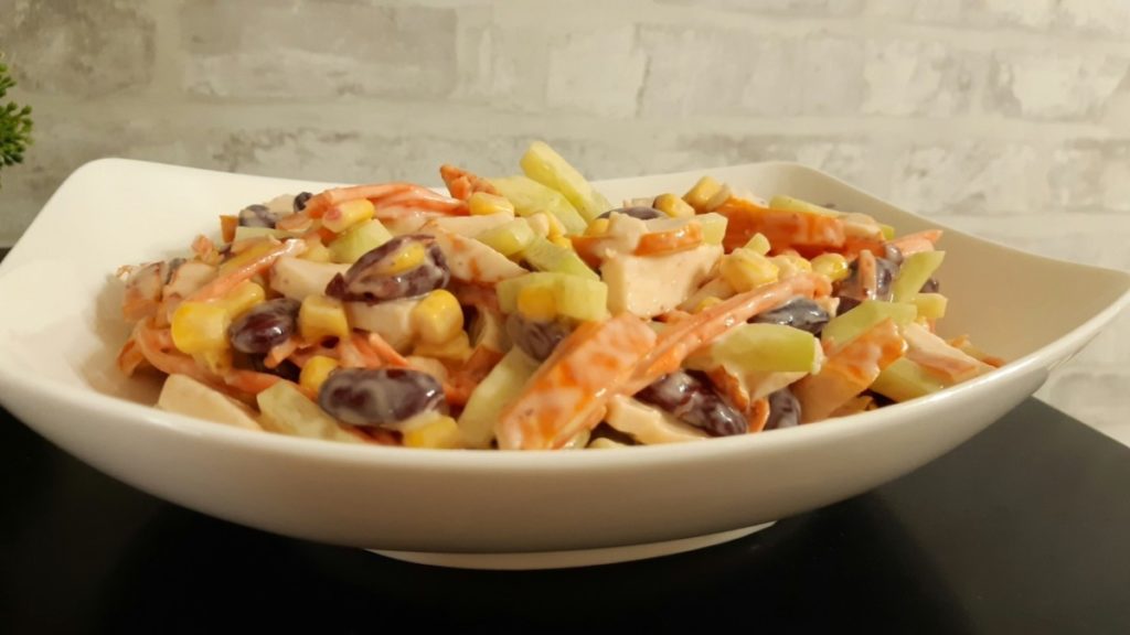 Salata cu piept de pui afumat