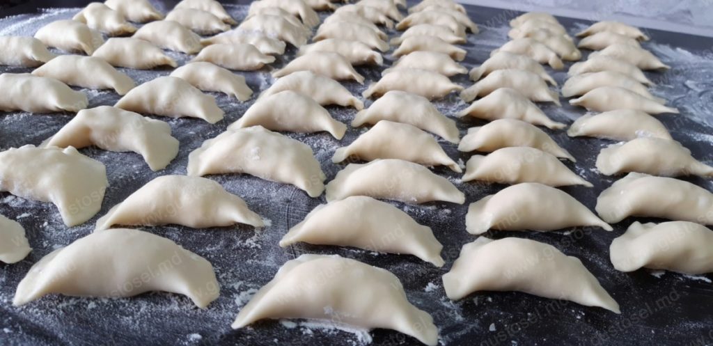 Coltunasi din aluat oparit