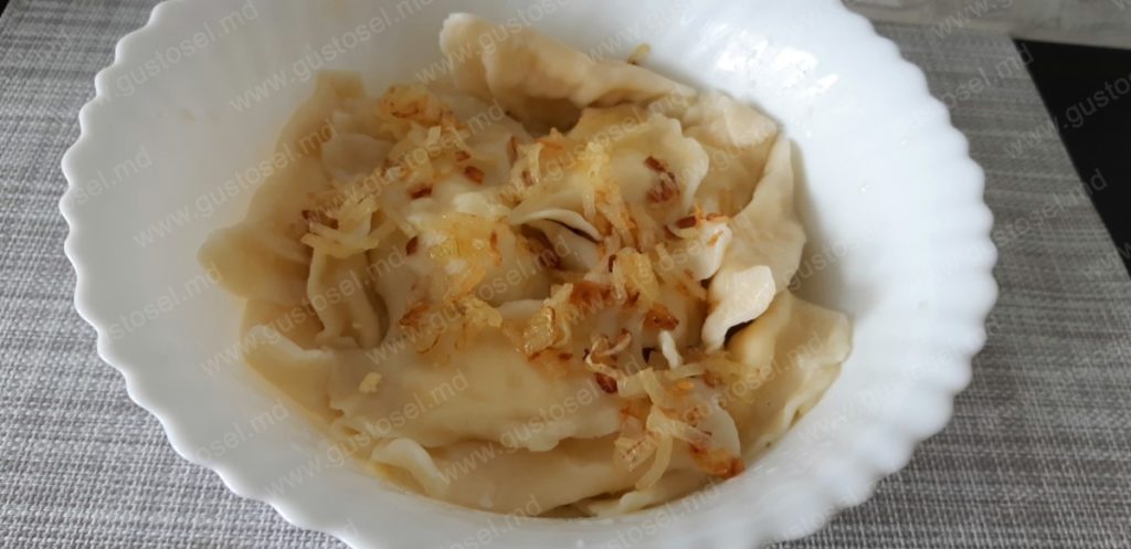 Coltunasi din aluat oparit