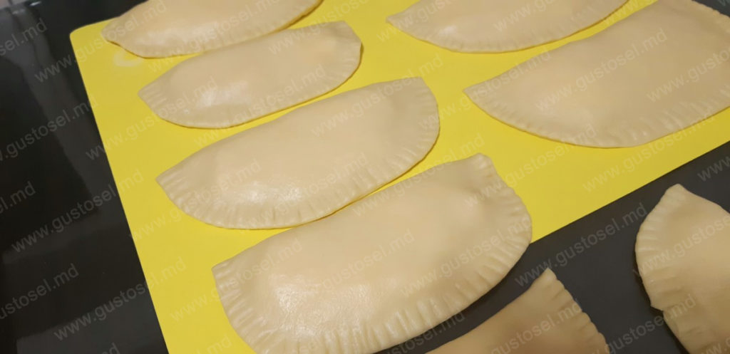 Pateuri bulgaresti cu brinza