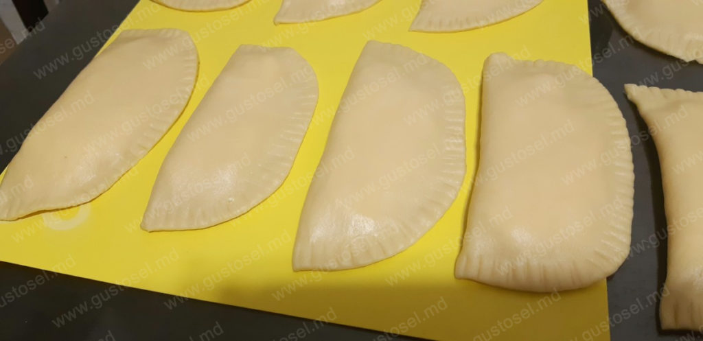 Pateuri bulgaresti cu brinza