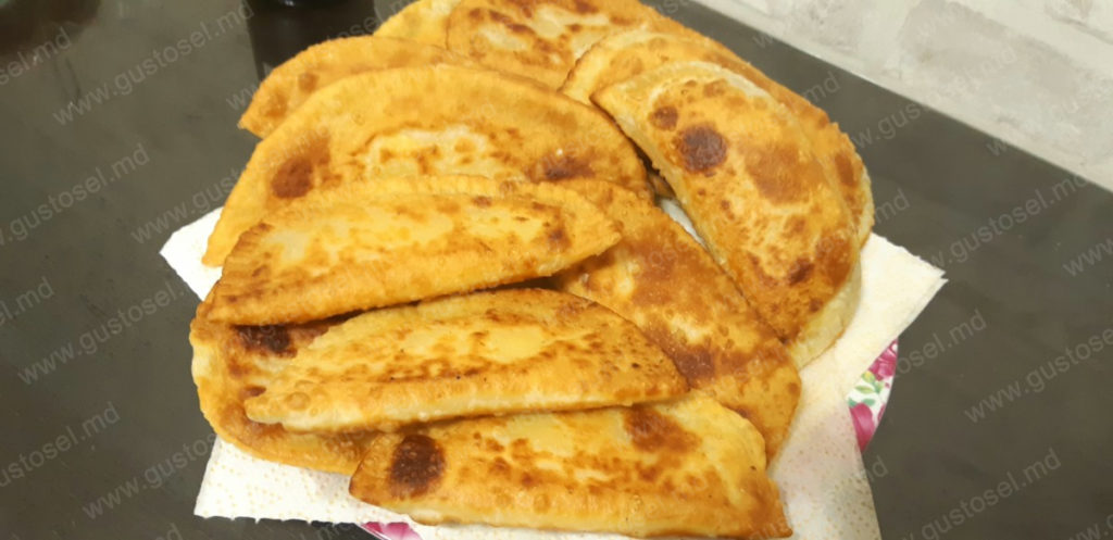 Pateuri bulgaresti cu brinza