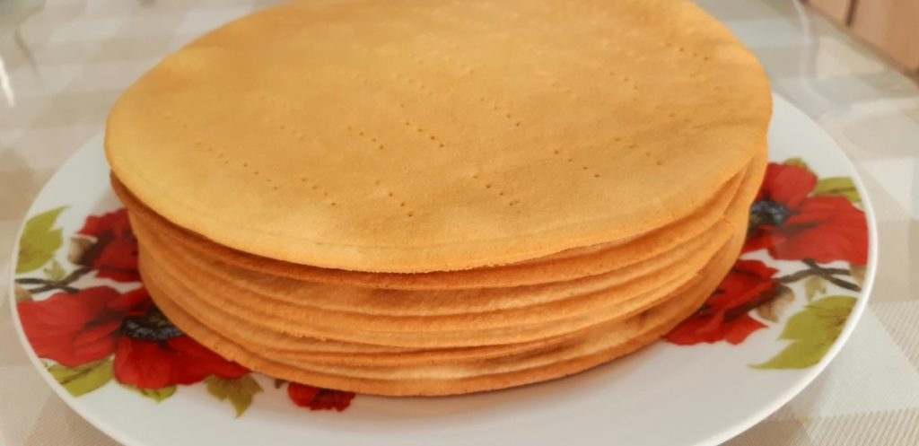 Tort medovik cu visine