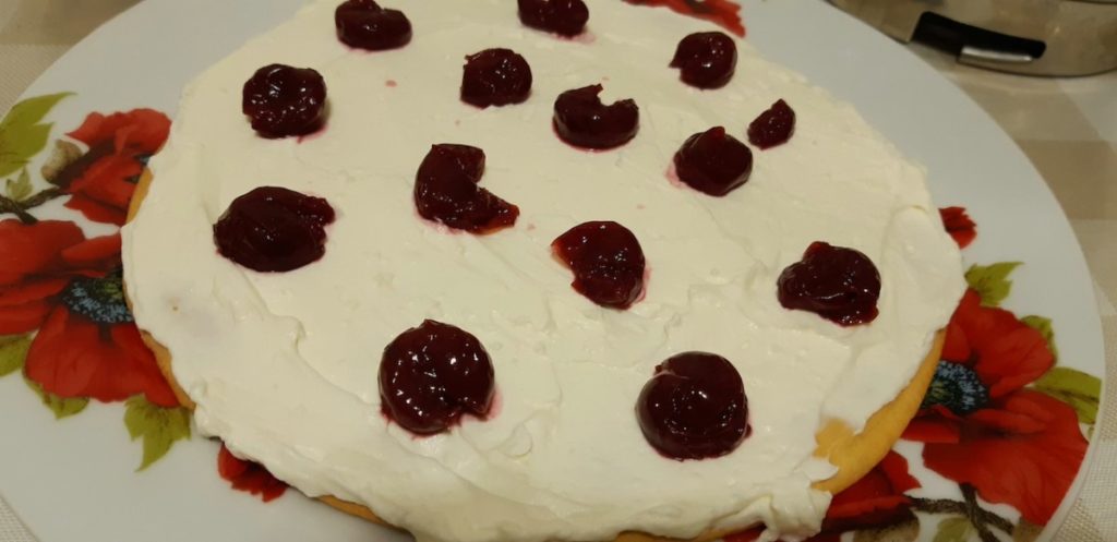 Tort medovik cu visine