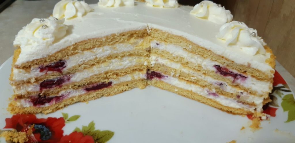 Tort medovik cu visine