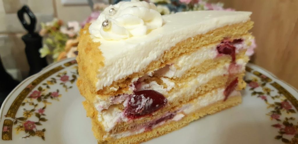 Tort medovik cu visine