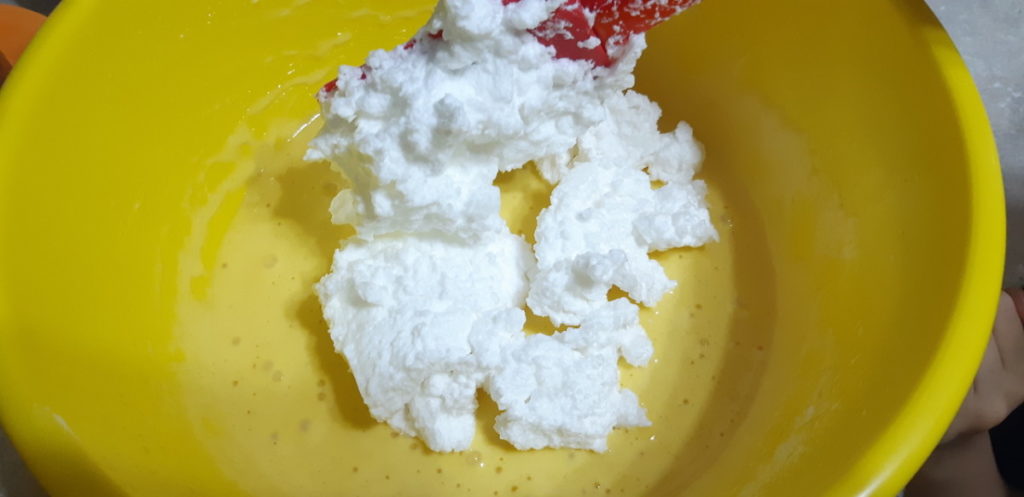 Rulada pufoasa cu gem