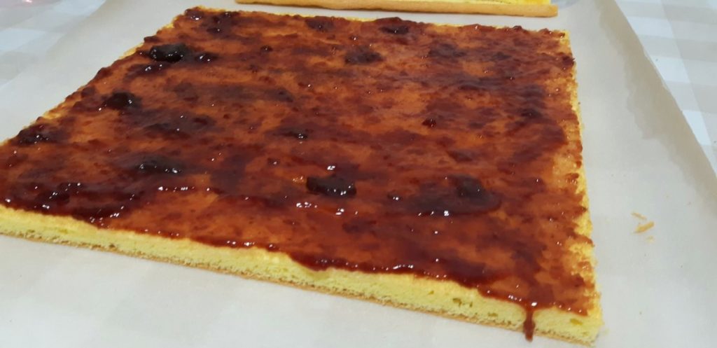 Rulada pufoasa cu gem