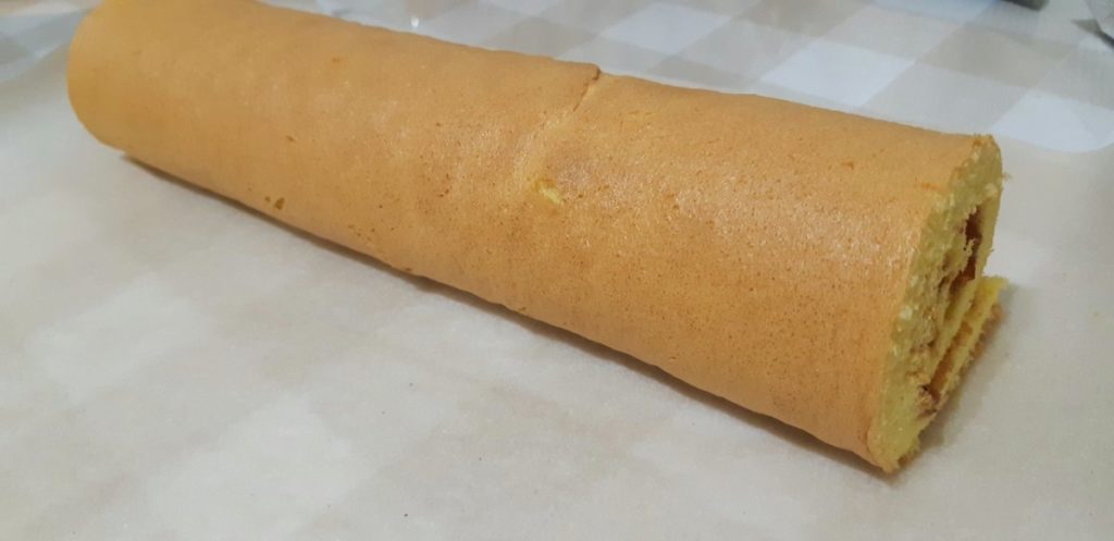 Rulada pufoasa cu gem