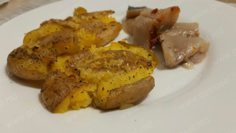 Cartofi copti cu unt si usturoi