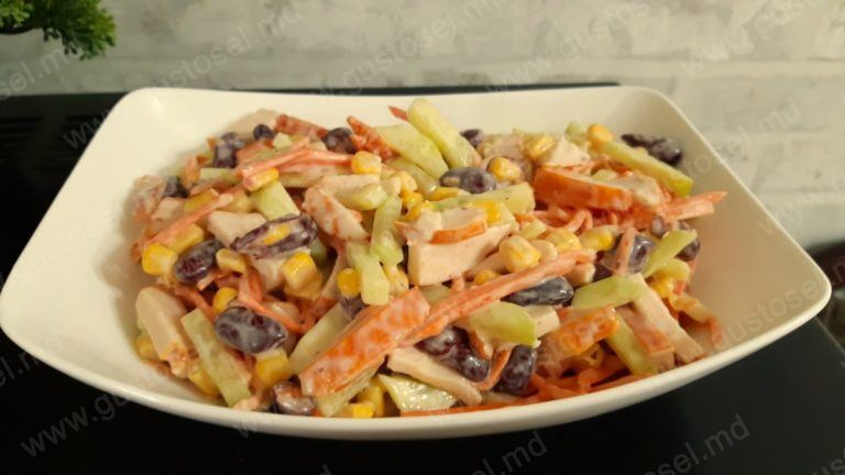 Salata cu piept de pui afumat