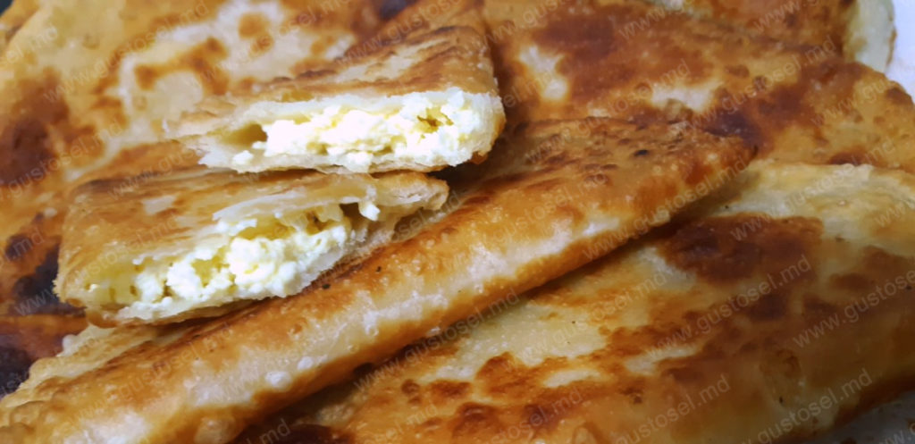 Pateuri bulgaresti cu brinza