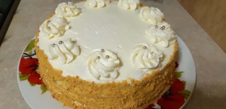 Tort medovik cu visine